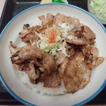 食亭エイト - 炭火で炙り焼きした豚バラ肉たっぷり