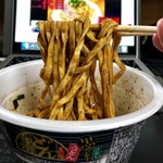 ローソン - しかし、残念なのは、麺の戻し！戻っている部分は、もっちりとした粘り気のある食感で美味しいのだが、麺の繋ぎ目に当たる部分の戻りムラが、気になる所。5分の煮沸では無理なのか。調理の際は、長めに待つ事をお勧めします。2分ぐらいしたら、麺をほぐしても良いかも！期待しただけに、少し残念であった。尚、然程辛くは無いので、お子様もOKです！