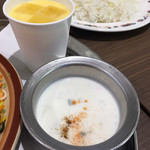 Hararu do sa biriyani - ライタと別発注のマンゴーラッシー。
      紙コップですけど、
      中身は濃厚でとても美味しいです。