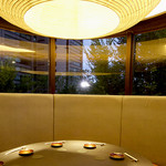 KIRAMEKI - 個室は円卓。外の景色が見えるため個室でありながら解放感が拡がります