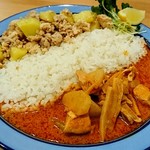 タイジンジャー - 「Ｂセット（1100円）」は、レッドカリーとドライカレーの二種類がワンプレートに。