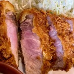 とんかつ しお田 - レアピンク  厚さは4センチほど有る