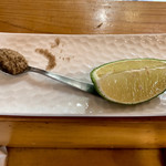 とんかつ しお田 - 燻製塩とライム  別皿で提供