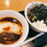 なぜ蕎麦にラー油を入れるのか。