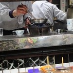 鯉とうなぎのまるます家 - チゲ鍋調理中