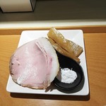 Sagamihara 欅 - ピンクの豚ロースのチャーシューは適度な歯応えと柔らかさを両立させたもの。他穂先ではない太メンマ２本とパウダー状のぬちまーす。