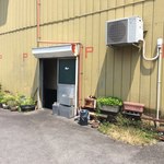 来々軒 - 店舗横駐車場