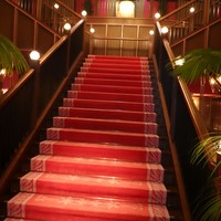 THE CONDER HOUSE - 真っ赤な絨毯の階段♪
