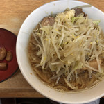 ラーメン二郎 - ラーメン 750円　麺半分・ヤサイ少な目にんにくアブラで