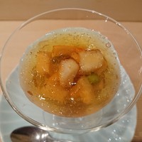 鮨いずみ - 焼きホタテ、焼きナス、枝豆、とうもろこし、パイナップルの土佐酢のジュレかけ