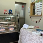 ヨシキチ食品 - おばちゃんが奥で調理中の店内