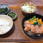 オクショウ - お肉の日替わりランチ（950円）