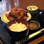 甘太郎 - 唐揚げ定食ですねー。唐揚げ山盛りです。