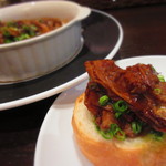 ジュイップ - 牛もつをバゲットにのせたところ