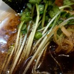 麺や マルショウ - カイワレに白髪ねぎ