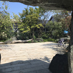 ピアット スズキ チンクエ - 大きな石の入口から前庭 広くて四季折々の風情を楽しめそうな木々