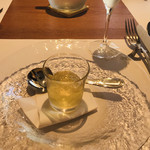 ピアット スズキ チンクエ - 前菜  トマトのジュレ、思いっきりトマト