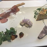 ピアット スズキ チンクエ - 生ハムグリッシーニ、カポナータ、キッシュ、パテ、ポテサラ