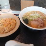 食楽亭 - 2019年8月　塩ラーメン半チャーハンセット（972円）