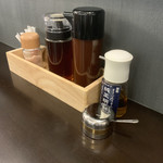 とんかつ成蔵 - 岩塩、青じそドレッシング、とんかつソース、胡麻油、辛子