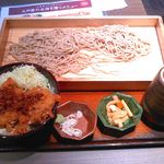 大戸屋 - 鶏カツソース丼と板そば 790円