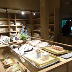 お食事処 森の湯茶屋 - 入場者を受付のあるカウンターの後ろのお土産屋さんみたいな所です。