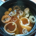 お食事処 森の湯茶屋 - 味噌汁です。ネギが多いように感じました。