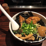 麺屋武蔵 武骨 - レンゲが長〜い！黒=イカ墨ラーメン