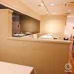 リストランテ サクラ - 店内は白でスタイリッシュにまとまっています