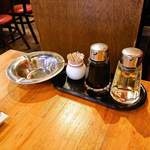 中国茶房８ - 卓上調味料は醤油と酢のみ