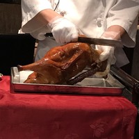 全聚徳 新宿店 - 目の前で切り分けてくれます