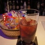 ドラゴンロックカフェ - カシスウーロンとスナック盛り