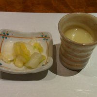 侘家古暦堂 祇園花見小路本店 - 漬物と鳥スープ（石焼親子丼セット）