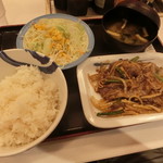 松屋 - 牛肉と筍のオイスターソース炒め、みそ汁蓋取った後