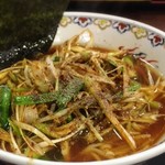 寄居パーキングエリア（下り）・スナックコーナー - 深谷ネギ醤油ラーメン。胡椒との相性も良くてすごく美味しかった。