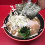 横濱家系ラーメン 勝鬨家 - 塩とんこつ、ネギが左右に富んで芸術的