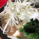 横濱家系ラーメン 勝鬨家 - ネギちょっとアップにしてみます。雑然と積まれた感じがいいです
