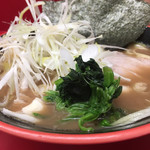 横濱家系ラーメン 勝鬨家 - ほうれん草、グリーンと白とがトッピングとしていい味わい出してます