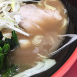 横濱家系ラーメン 勝鬨家 - とんこつ塩スープ、チャーシューがちょっとのぞき込んでいます