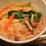 チャンパーカフェ - トムヤムクンつゆ麺。