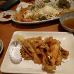 Sushi Izakaya Yataizushi Matsusaka Ekimae Chou - 下足の天ぷらとじゃがいもパリパリサラダ