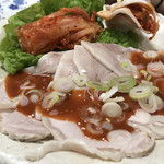 炭火焼肉の店 炭角 - ゆで豚、キムチを巻いて食べます