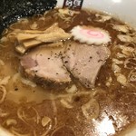 玉五郎 - 濁ったスープ、大きめチャーシューが一枚と、メンマ、海苔、ナルトが入っています(2019.8.4)