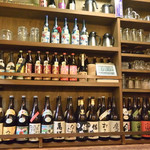 粗肴 - カウンター越しの棚には焼酎がずらりと並んでいます