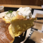 ELK NEW YORK BRUNCH - プレーンパンケーキ 3ピース ハチミツ（税込 1,080円）評価＝△ アップです