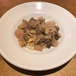 スガハラ - ホロホロ鳥の内臓と赤たまねぎのキタッラ