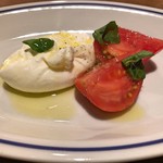 スガハラ - ブッラータチーズのカプレーゼ（アップ）