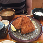 菜々家 - 2019年８月。アジフライにはタルタルソースと中濃ソース付き。