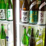 HISAGOYA - 店内から見渡せる日本酒ショーケース