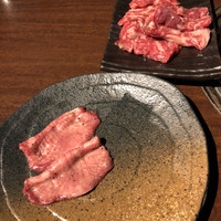 炭火焼肉 ふちおか - タン塩（手前）、ハラミ（奥）
